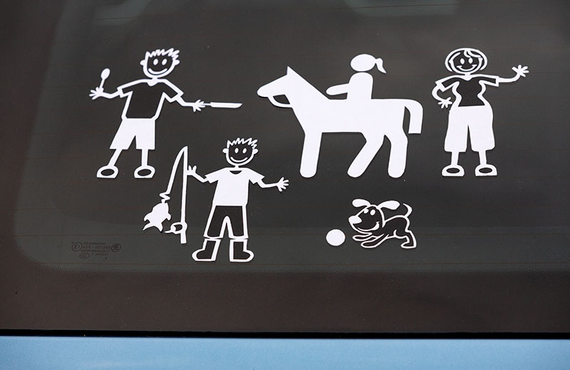 Наклейка на машину, изображающая членов семьи: мужчину, двух женщин, подростка и собаку